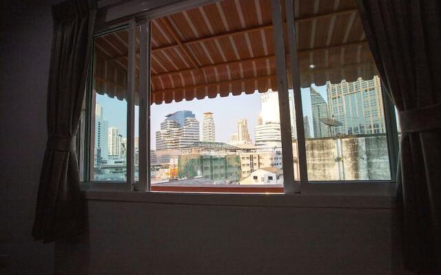 Ink 18/2 Hostel (Sukhumvit  22)