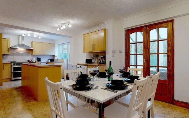 Captivating 4-bed House in Milton Keynes