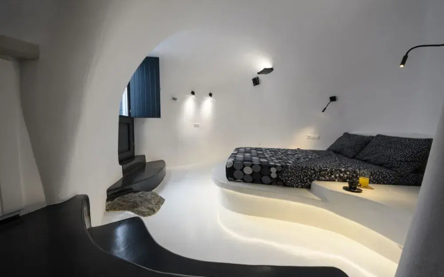 The Luna Cavern 2 with Hot Tub White