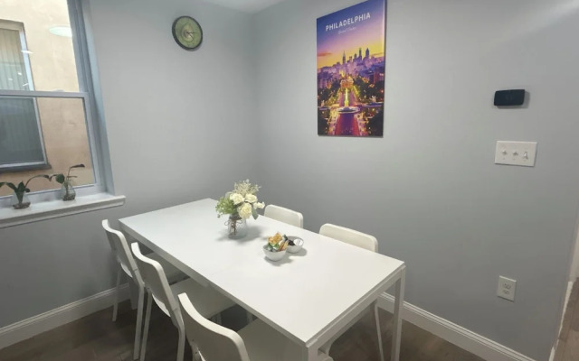 Cozy 2-3 Bedroom Apt in Center City