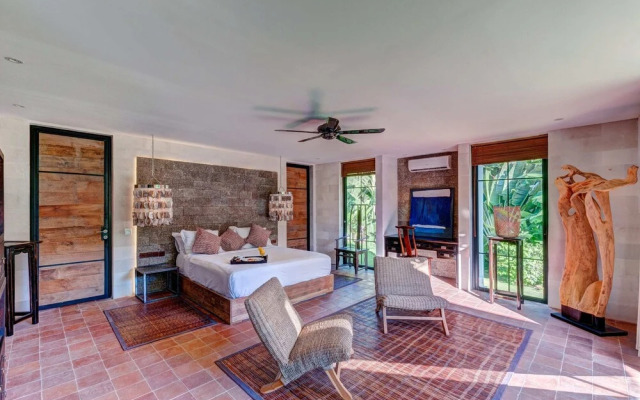 Secluded Wooden Villa, 3 BR, Canggu With Staff