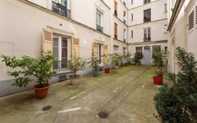 Beautiful Quiet Designer Apartment In Paris