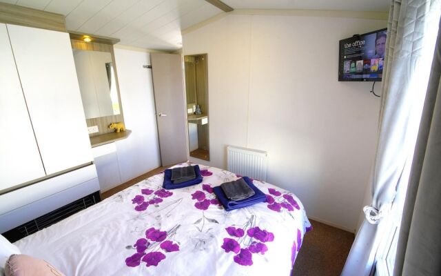 Lovely 2-bed Static Caravan in Rhyl