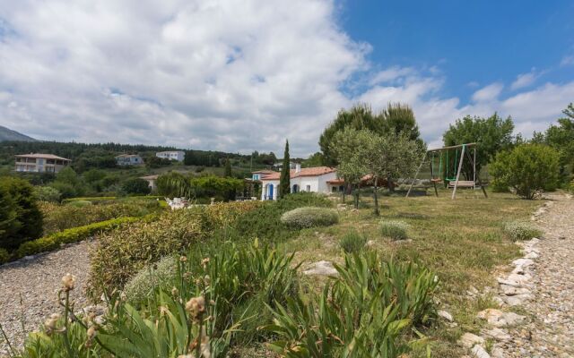 Luxurious Villa in Camplong With Jacuzzi