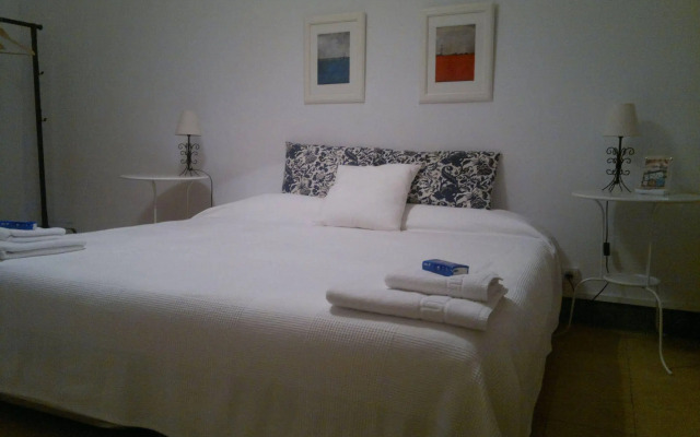 Ally's Guest House Barcelona B&B