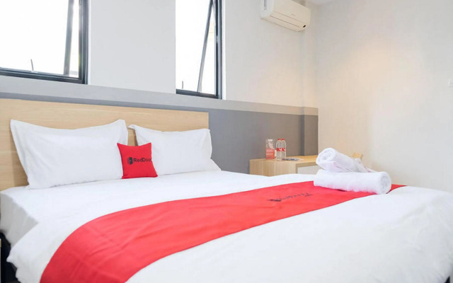 RedDoorz Near Mall Taman Anggrek