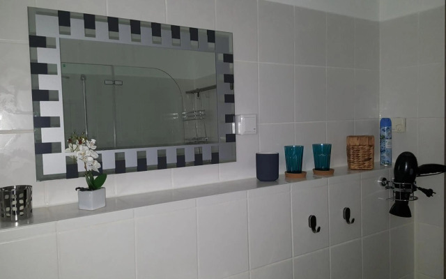 Ferienwohnung Dresden-Neustadt mit Parkplatz im Hof , Balkon ab April 2023