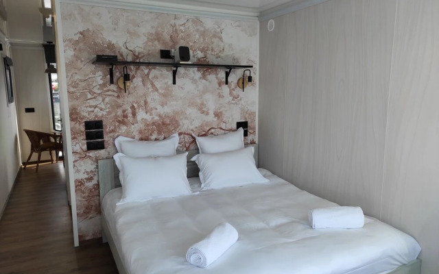 Un Moment Suspendu Pour Couple : Houseboat « Trampoline sur Leau »