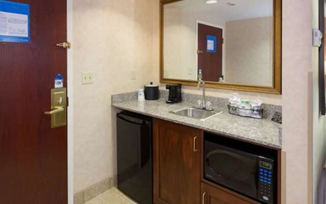 Hampton Inn & Suites Cleveland-Beachwood