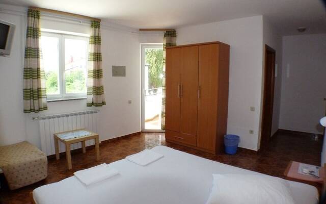 Hotel Hilde Yellow House