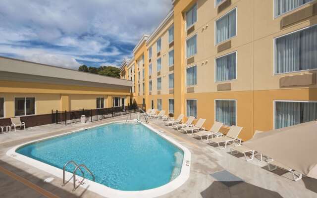 La Quinta Inn & Suites by Wyndham Lynchburg at Liberty Univ.