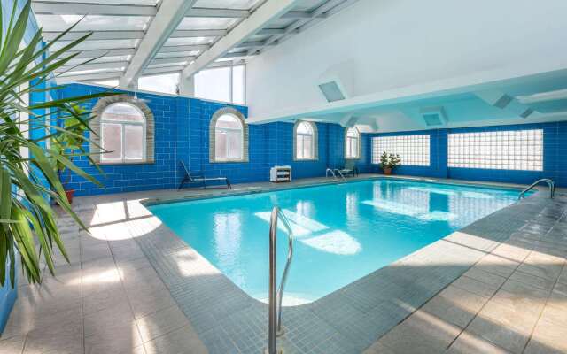 Super 8 by Wyndham Niagara Falls by the Falls