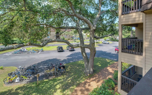 Walk to Beach: Condo w/ Balcony in Hilton Head