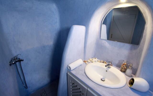 Blu Bianco Cave House