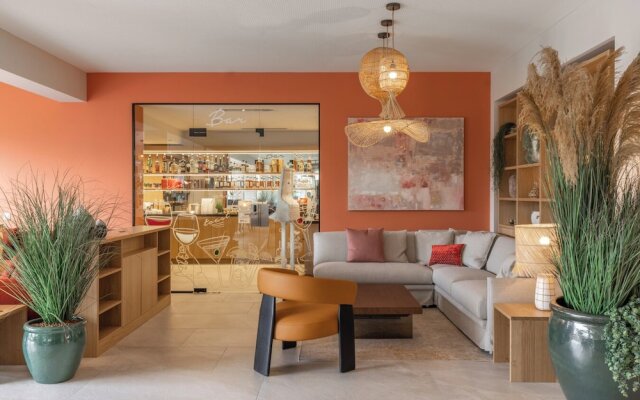 Ascona Lodge, Pool & Garden Retreat