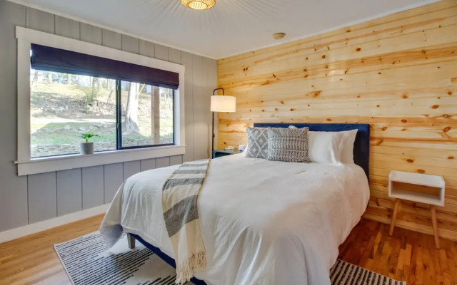 Henderson Cabin w/ Deck & Scenic Lake Views!