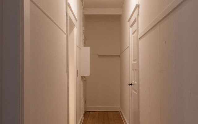 Sanders Boulevard - Cozy 2-bdr Apt By the Canal