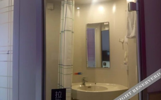 Yibai Chain Hotel (Baoding Railway Station)