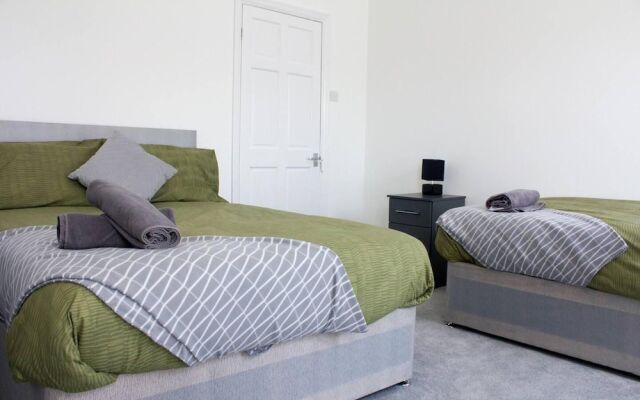Lovely 4-bed House in Liverpool