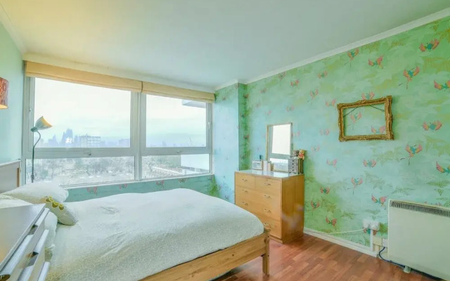 1 BR Limehouse Flat With Stunning Views of London!