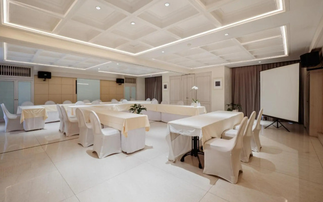 Alron Hotel Kuta Powered by Archipelago