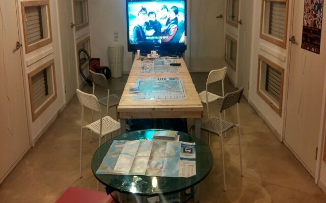 Life Guesthouse - Hostel