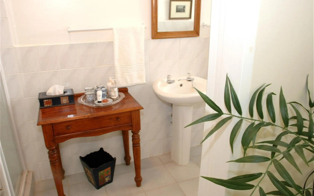 Rosebank Lodge Guesthouse by Claires