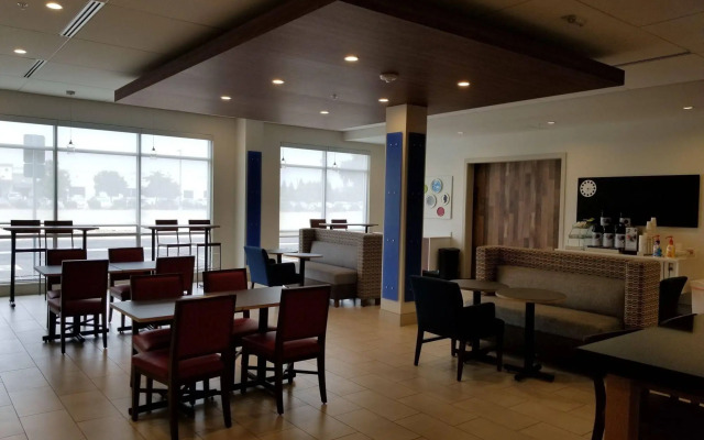 Holiday Inn Express Visalia Sequoia Gateway Area by IHG