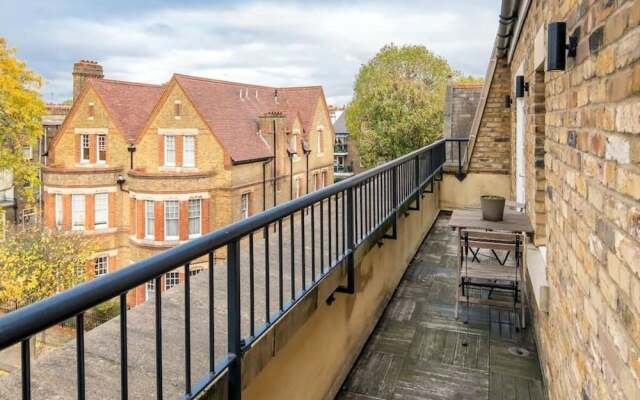 Light And Airy 1Bed Barons Court Flat Lift And Balcony