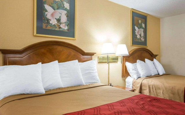 Econo Lodge  Inn & Suites Macon West