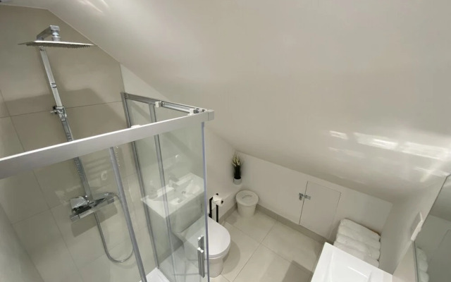 5 Star Unique Luxury Detached Apartment in Windsor