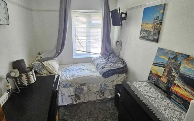 Room-charming London Guest Room With Gar