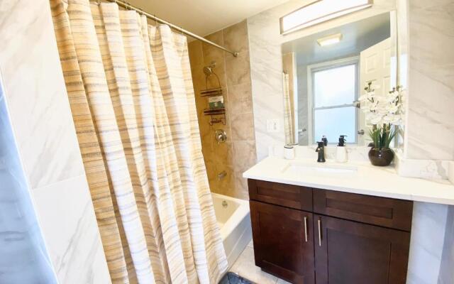 EMALUX Condo Near Downtown,Bus,Train,Hospitals,United-Center,Fulton Market