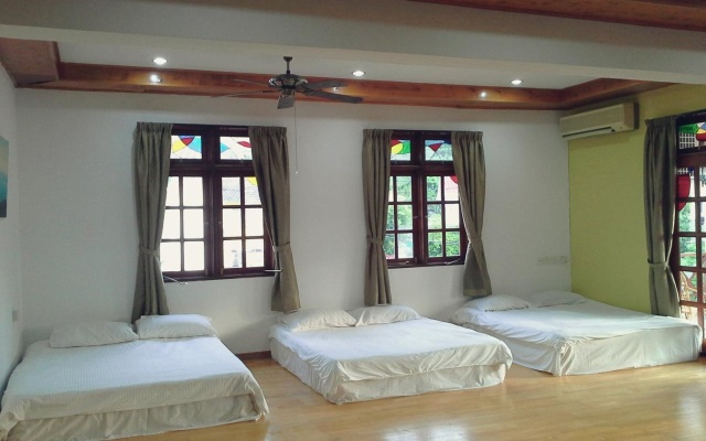 Baan Talay Homestay by the Beach – Guest Rooms – Tanjung Tokong