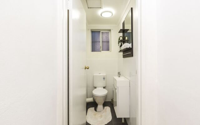 Two Bedroom Apt Close To Chatswood With Parking