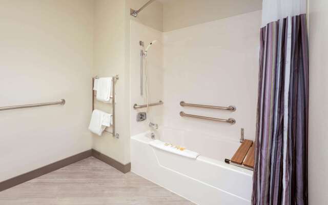 La Quinta Inn & Suites by Wyndham Cleveland Macedonia