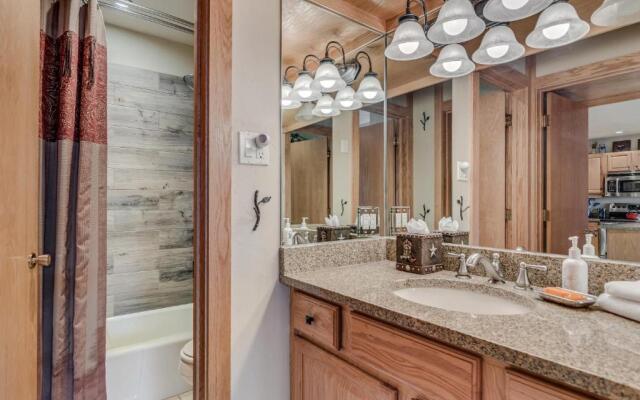 Laurelwood Condominiums Studio Premier Unit 305