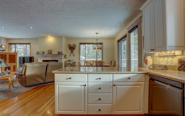 18 Hickory Pet-friendly Home With Expansive View of Pines by Redawning