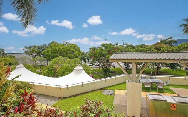 Studio in the City with pool and BBQ