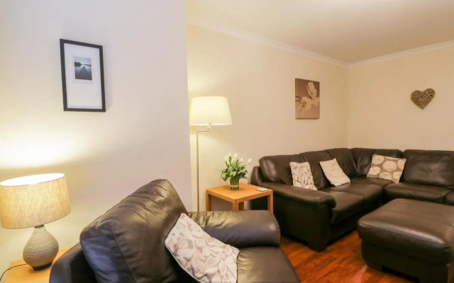 7 Riverside Gardens