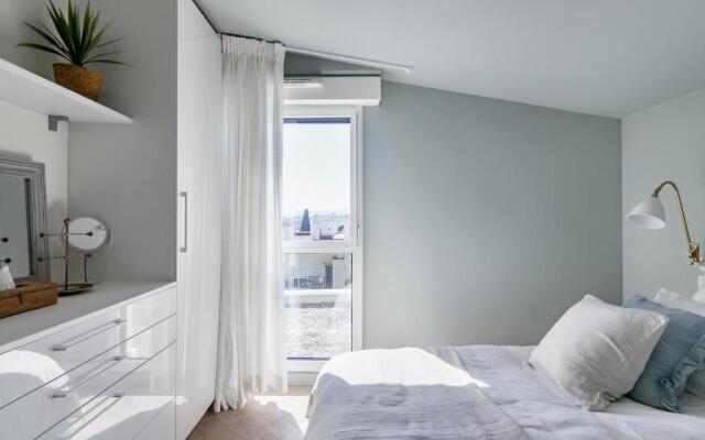 Picturesque Views From a Radiant Penthouse