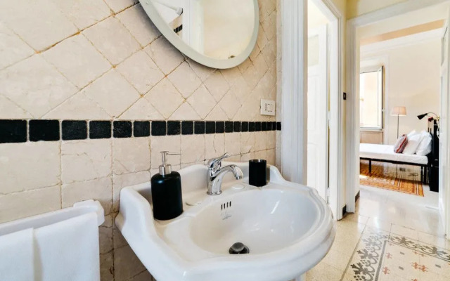 Sunny Flat in Elegant Building Close to Colosseum