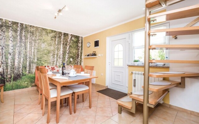 Nice Home in Licko Lesce With 2 Bedrooms and Wifi