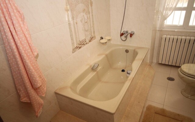 House - 5 Bedrooms with Sea views - 107775