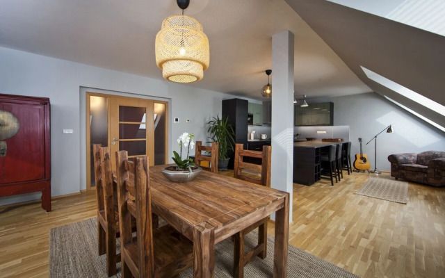 Spacious Treetop Apartment by easyBNB