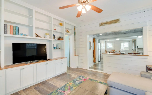 Galveston Vacation Rental: Deck & Central Location