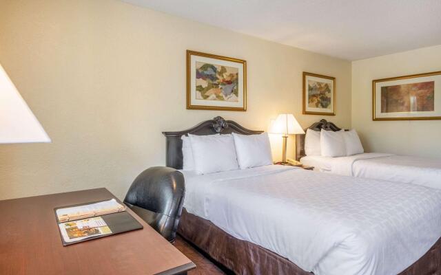 Clarion Inn & Suites Central Clearwater Beach