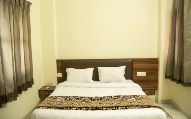 OYO 11933 Home Classic 3BHK near Geetanjali Hospital