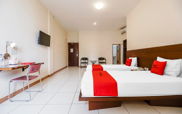 RedDoorz Plus @ Karebosi Area 2 – Guest Rooms – Makassar
