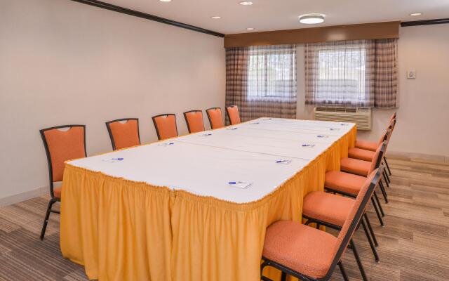 Holiday Inn Express Palm-Desert by IHG